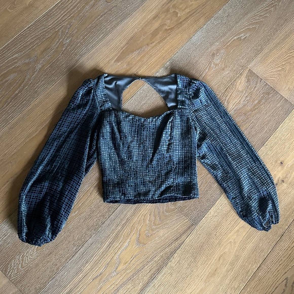 LUSH Graphite Cropped Balloon Sleeve Blouse - Picture 4 of 10